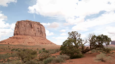 Weiße-Wolken-Ziehen-Schnell-über-Einen-Hügel-Im-Navajo-Stammespark-Im-Monument-Valley