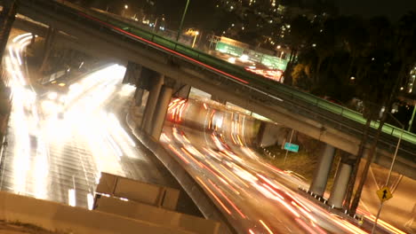 Zeitraffer-Des-Stadtverkehrs-Von-Los-Angeles-Auf-Einer-Großen-Autobahn-Bei-Nacht
