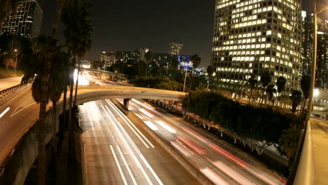 Zeitraffer-Des-Stadtverkehrs-Von-Los-Angeles-Auf-Einer-Autobahn-In-Der-Innenstadt-Bei-Nacht
