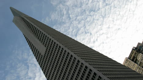 Dünne-Weiße-Wolken-Strömen-über-Das-Transamerica-gebäude-Von-San-Francisco