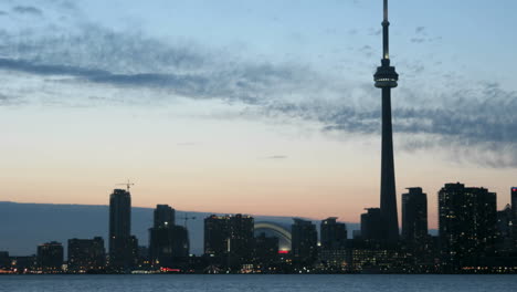 Die-Skyline-Von-Toronto-Hellt-Sich-Auf,-Während-Sich-Der-Bunte-Himmel-Verdunkelt