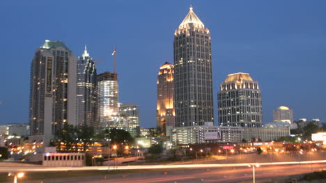 Lichter-Erleuchten-Die-Innenstadt-Von-Atlanta-Georgia,-Während-Der-Abend-In-Die-Nacht-übergeht