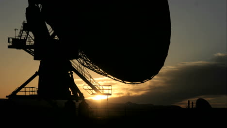 Time-lapse-shot-of-New-Mexico's-NRAO-radio-telescope's-movement-throughout-the-golden-hour-and-into-the-night