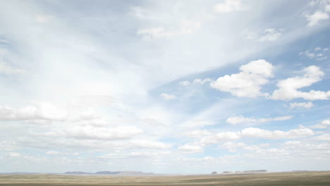 Zeitrafferaufnahme-Von-Weißen-Wolken,-Die-Sich-über-Die-Wüste-In-Shiprock-New-Mexico-Bewegen