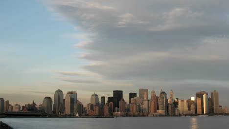 Eine-Große-Wolkenbank-Sammelt-Sich-über-Der-Skyline-Von-New-York-City