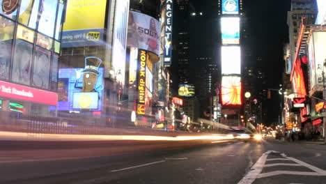 Disparo-Lentamente,-Gira-A-La-Derecha-En-Una-Mirada-Acelerada-Del-Frenesí-De-Luces-Intermitentes-Y-Rayadas-En-Times-Square-De-Nueva-York