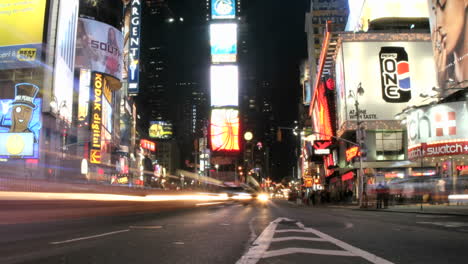 Die-Aufnahme-Schwenkt-Langsam-Nach-Links-In-Einer-Beschleunigten-Einstellung-Der-Raserei-Von-Blinkenden-Und-Streifenden-Lichtern-Auf-Dem-Times-Square-Von-New-York