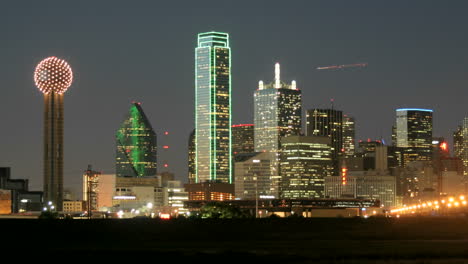 Langsames-Schwenken-Der-Lichter-Der-Stadt,-Die-Nachts-Die-Skyline-Von-Dallas-Erleuchten