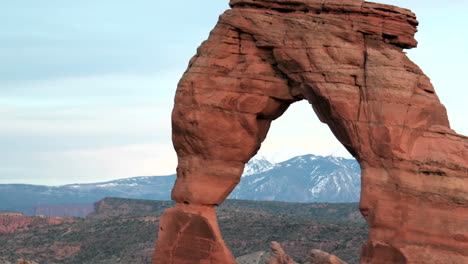 Slow-rightpan-of-Delicate-Arch-in-Utah's-Arches-National-Park