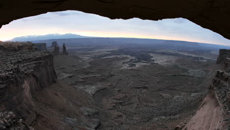Helles-Licht-Durchdringt-Den-Dunklen-Horizont-Während-Der-Goldenhour-Am-Mesa-Arch-Im-Canyonlands-National-Park