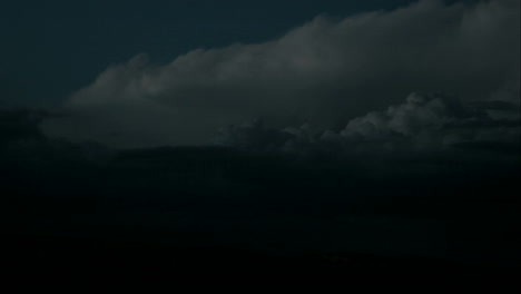 Relámpagos-De-Nubes-De-Tormenta-Que-Se-Mueven-Rápidamente-Sobre-El-Parque-Estatal-Goblin-Valley