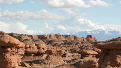 Pan-Lento-De-Nubes-Blancas-Flotando-En-Un-Cielo-Azul-Sobre-El-Parque-Estatal-Goblin-Valley