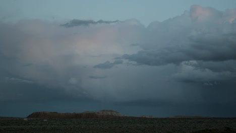 Gewitterwolken-In-Der-Goldenen-Stunde-Nehmen-Gedämpfte-Rosa--Und-Blautöne-An-Und-Verschwinden-Dann-In-Der-Dunkelheit-1