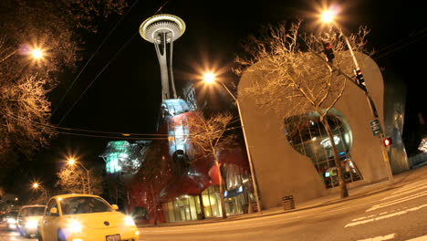 Beschleunigter-Verkehr-Stoppt-Und-Verschwimmt-Dann-Zu-Lichtstreifen-Vor-Der-Seattle-Space-Needle-Und-Umliegenden-Gebäuden