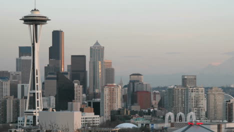 Die-Seattle-Weltraumnadel-Steht-Links-Von-Dieser-Zeitrafferaufnahme-Der-Skyline-Von-Seattle