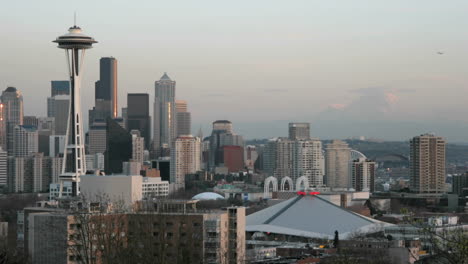 Die-Seattle-Raumnadel-Steht-Links-Von-Dieser-Zeitrafferaufnahme-Der-Skyline-Von-Seattle-1