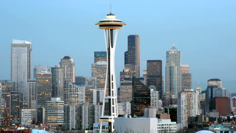 Die-Seattle-Space-Needle-Steht-Im-Zentrum-Dieser-Zeitrafferaufnahme-Der-Skyline-Von-Seattle-Sea