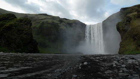 Una-Hermosa-Cascada-En-Islandia-2