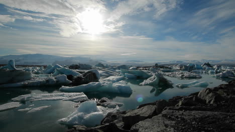 Eisberge-Schmelzen-In-Der-Sonne-In-Einer-Riesigen-Blauen-Gletscherlagune-Im-Landesinneren-Islands