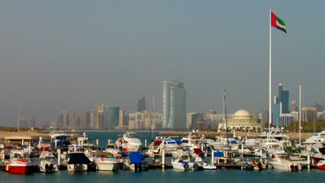Ein-Hafen-In-Abu-Dhabi-Im-Hintergrund-Der-Skyline-Der-Vereinigten-Arabischen-Emirate