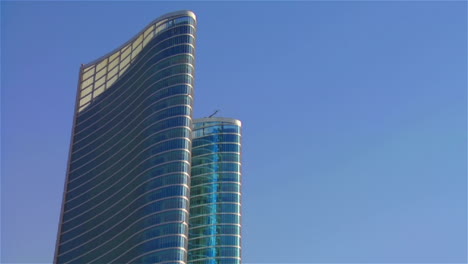 Peitschenpfanne-Zu-Hochhäusern-In-Abu-Dhabi-In-Den-Vereinigten-Arabischen-Emiraten