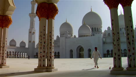 Die-Schöne-Scheich-Zayed-Moschee-In-Abu-Dhabi-Vereinigte-Arabische-Emirate