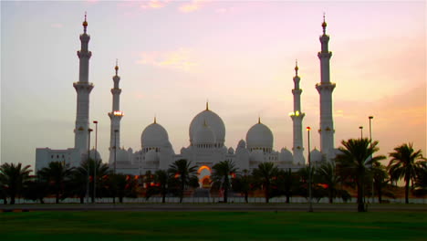 Las-Torres-Y-Minaretes-De-La-Hermosa-Mezquita-Sheikh-Zayed-En-Abu-Dhabi,-Emiratos-Árabes-Unidos-Al-Atardecer