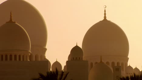 Las-Cúpulas-De-La-Hermosa-Mezquita-Sheikh-Zayed-En-Abu-Dhabi,-Emiratos-Árabes-Unidos-Al-Atardecer