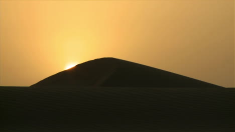Time-lapse-shot-of-sunrise-over-desert-sand-dunes