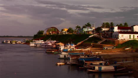 Eine-Küstenlinie-Entlang-Des-Amazonas-In-Der-Nähe-Eines-Dorfes