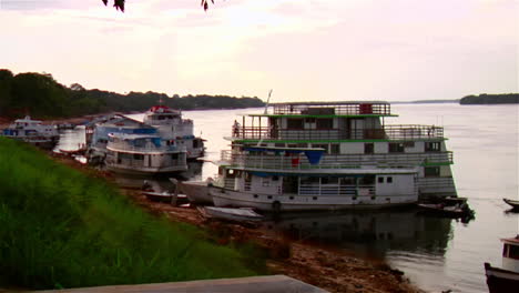 Barcos-Fluviales-Bordean-La-Vía-Fluvial-Del-Río-Amazonas-En-Brasil