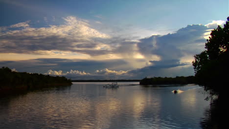 Ein-Motorboot-Fährt-Schnell-Entlang-Des-Amazonas-In-Brasilien
