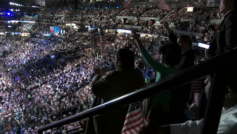 Ein-Voll-Besetztes-Stadion-Im-Pepsi-Center-Klatscht-Und-Jubelt,-Während-Bill-Clinton-Eine-Pro-Barack-Obama-rede-Hält