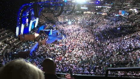 Ein-Zoom-out-Auf-Eine-Weite-Aufnahme-Des-Pepsi-zentrums,-Während-Der-Ehemalige-Präsident-Bill-Clinton-Die-Menge-über-Die-Positiven-Aspekte-Der-Präsidentschaftskandidaten-Barack-Obamanational-Convention-In-Denver-Colorado-Spricht