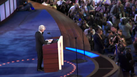 Der-Ehemalige-Präsident-Bill-Clinton-Unterstützt-Den-Präsidentschaftskandidaten-Barack-Obama-Im-Pepsi-Center-In-Denver-Colorado