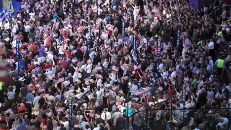 Die-Menge-Im-Pepsi-Center-Gibt-Dem-Ehemaligen-Präsidenten-Bill-Clinton-Standing-Ovations,-Während-Sie-Während-Des-Demokratischen-Nationalkongresses-Flaggen-Schwenken-Und-Jubeln