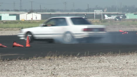 Ein-Weißes-Auto-Gleitet-Durch-Einen-Driftkurs-Am-Flughafen-Camarillo-In-Camarillo,-Kalifornien