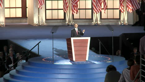 Präsidentschaftskandidat-Barack-Obama-Spricht-Am-Ende-Des-Demokratischen-Nationalkonvents-2008-In-Denver-Colorado-Vor-Einem-Vollen-Investco-Feld-über-Die-Panikmache-Der-Republikaner