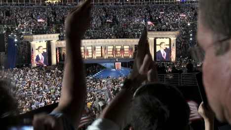Präsidentschaftskandidat-Barack-Obama-Winkt-Einem-Vollgepackten-Investco-Feld-Am-Ende-Des-Demokratischen-Nationalkonvents-2008-In-Denver-Colorado