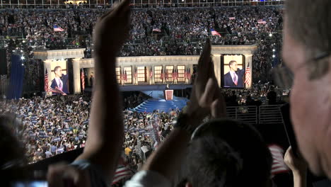 El-Candidato-Presidencial-Barack-Obama-Saluda-A-Un-Campo-De-Investco-Repleto-Al-Final-De-La-Convención-Nacional-Democrática-De-2008-En-Denver-Colorado