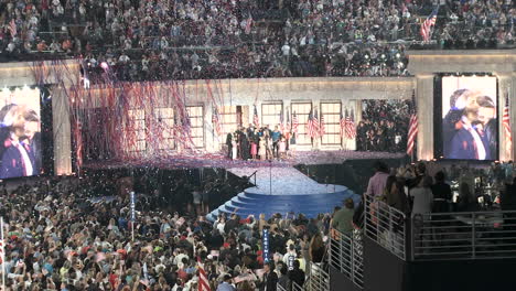 El-Candidato-Presidencial-Barack-Obama-Y-Su-Vicepresidente-Joe-Biden-Celebran-Con-Sus-Familias-Mientras-Cae-Confeti-Al-Final-De-La-Convención-Nacional-Democrática-De-2008-En-Denver-Colorado-1