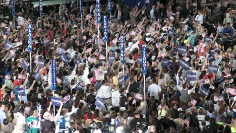 Delegierte-Aus-Dem-Ganzen-Land-Stehen-Auf-Und-Jubeln,-Als-Der-Präsidentschaftskandidat-Barack-Obama-In-Der-Letzten-Nacht-Des-Demokratischen-Nationalkonvents-2008-In-Denver-Colorado-Seine-Dankesrede-Hält