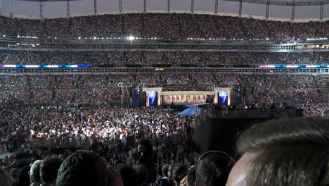 Spotlights-Beleuchteten-Ein-überfülltes-Investco-Feld,-Als-Der-Präsidentschaftskandidat-Barack-Obama-In-Der-Letzten-Nacht-Des-Demokratischen-Nationalkonvents-2008-In-Denver-Colorado-Seine-Dankesrede-Hielt