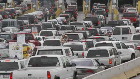 Los-Autos-Esperan-Cruzar-De-Regreso-A-Los-Estados-Unidos-Desde-Tijuana,-México