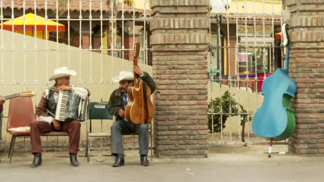 Musiker-Chatten-In-Der-Innenstadt-Von-Tijuana-Mexiko-1