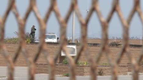Ein-Grenzbeamter-Wird-Durch-Den-Grenzzaun-Aus-Mexiko-Beobachtet-Viewed