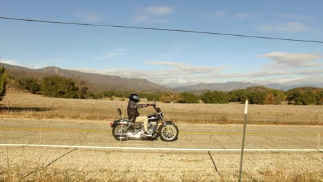 Antenne-über-Einen-Mann,-Der-Auf-Einem-Harley-Davidson-Motorrad-Durch-Die-Landschaft-Fährt