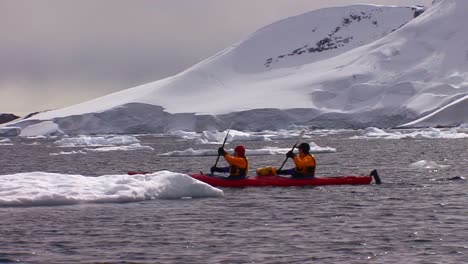 Menschen-Paddeln-Mit-Dem-Kajak-Durch-Die-Arktis-Oder-Antarktis-In-Der-Nähe-Von-Riesigen-Eisfeldern-Und-Gletschern