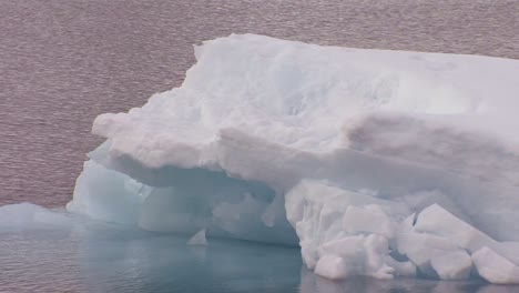 Los-Icebergs-Flotan-En-El-Agua-Que-Se-Calienta-En-El-Ártico