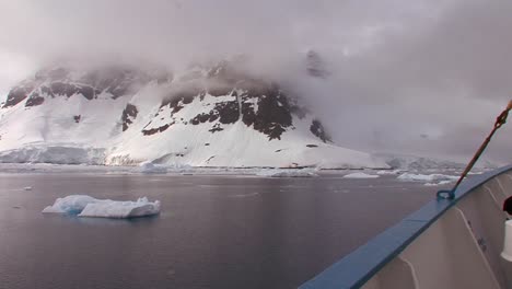 Los-Icebergs-Flotan-En-El-Agua-Que-Se-Calienta-En-El-Ártico-1